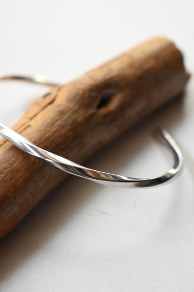 Ericka Nicolas Begay (エリッカニコラスビゲイ) Twist Bangle