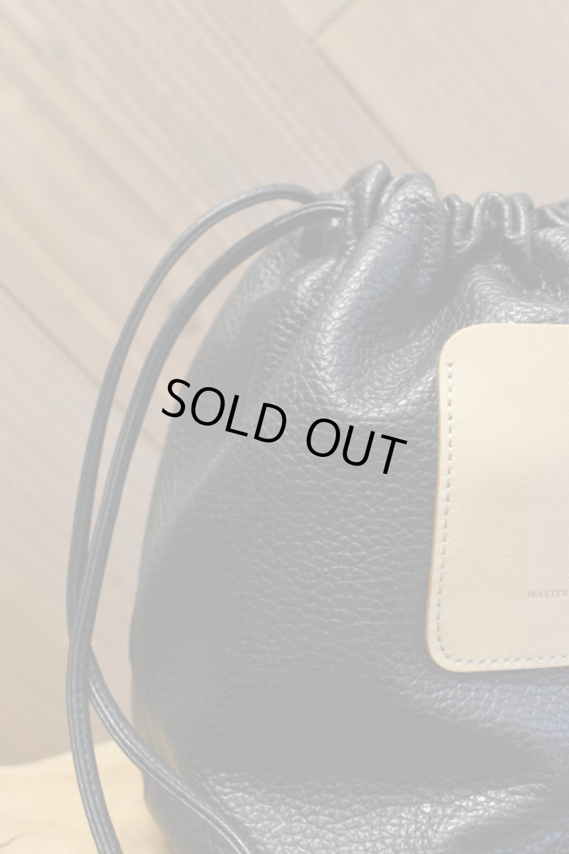 画像4: Scye (サイ) Shrink Leather Drawstring Bag [BLACK] (4)