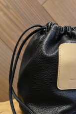 画像4: Scye (サイ) Shrink Leather Drawstring Bag [BLACK] (4)