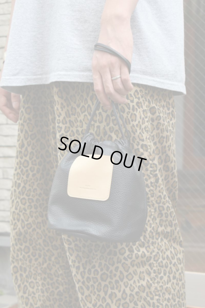 画像11: Scye (サイ) Shrink Leather Drawstring Bag [BLACK] (11)