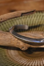 画像2: MANANAS (マナナス) MEETS / ichie Exclusive "TOBIKANNA" Stamp Triangle Bangle (2)