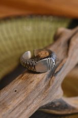 画像1: MANANAS (マナナス) MEETS / ichie Exclusive "TOBIKANNA" Stamp Oval Open Ring (1)