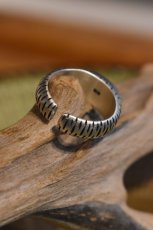 画像3: MANANAS (マナナス) MEETS / ichie Exclusive "TOBIKANNA" Stamp Oval Open Ring (3)