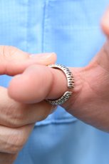 画像9: MANANAS (マナナス) MEETS / ichie Exclusive "TOBIKANNA" Stamp Oval Open Ring (9)