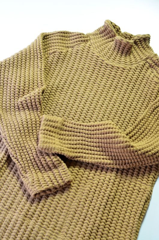 CURLY (カーリー) CLOUDY MOC NECK [CAMEL] が入荷しました