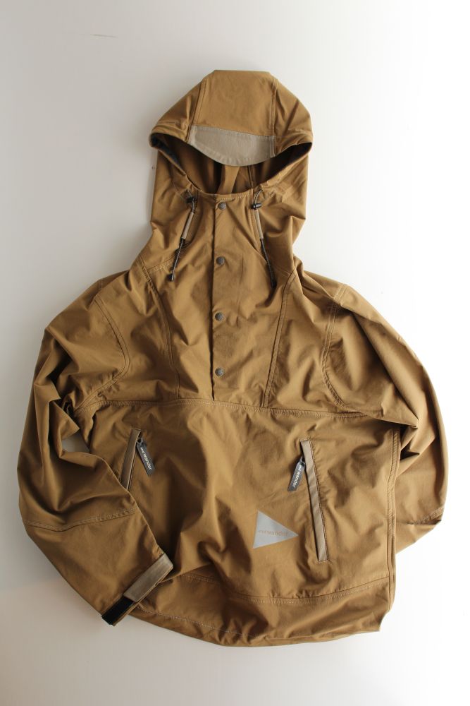 and wander (アンドワンダー) nylon double cloth hoodie 〔BEIGE〕が入荷しました。
