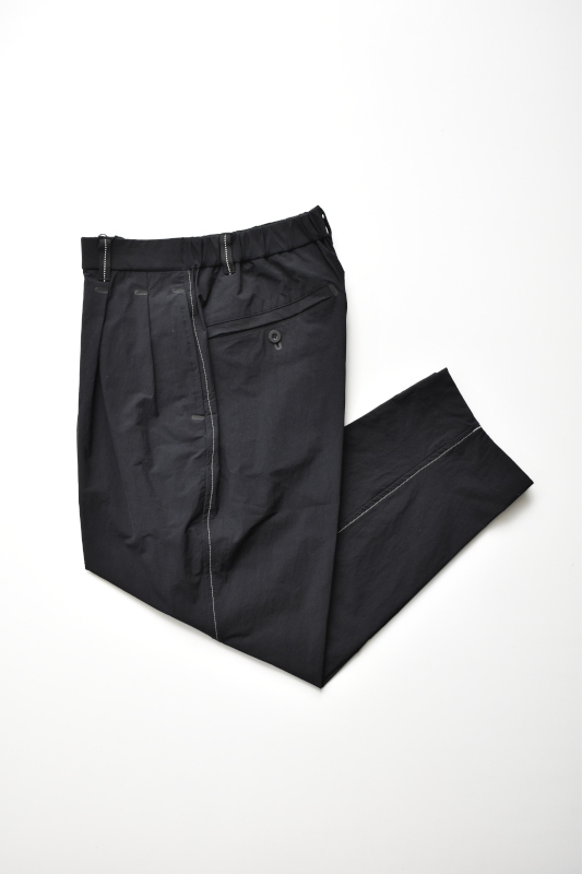 画像1: and wander (アンドワンダー) plain tapered stretch pants [BLACK] (1)