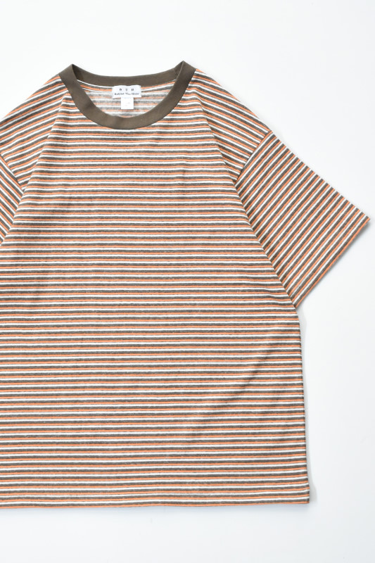 Behind The River (ビハインドザリバー) Gordy S/S Border Tee [OLIVE/GORDY]