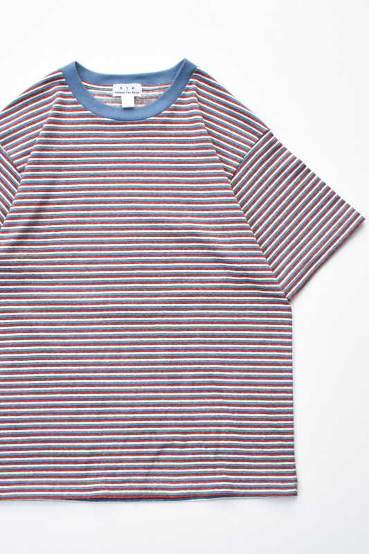 Behind The River (ビハインドザリバー) Gordy S/S Border Tee [BLUE/BARN]